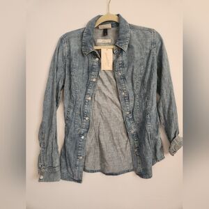 Universal Thread NWT women's long-sleeve light-wash denim button Up Shirt Size 2
